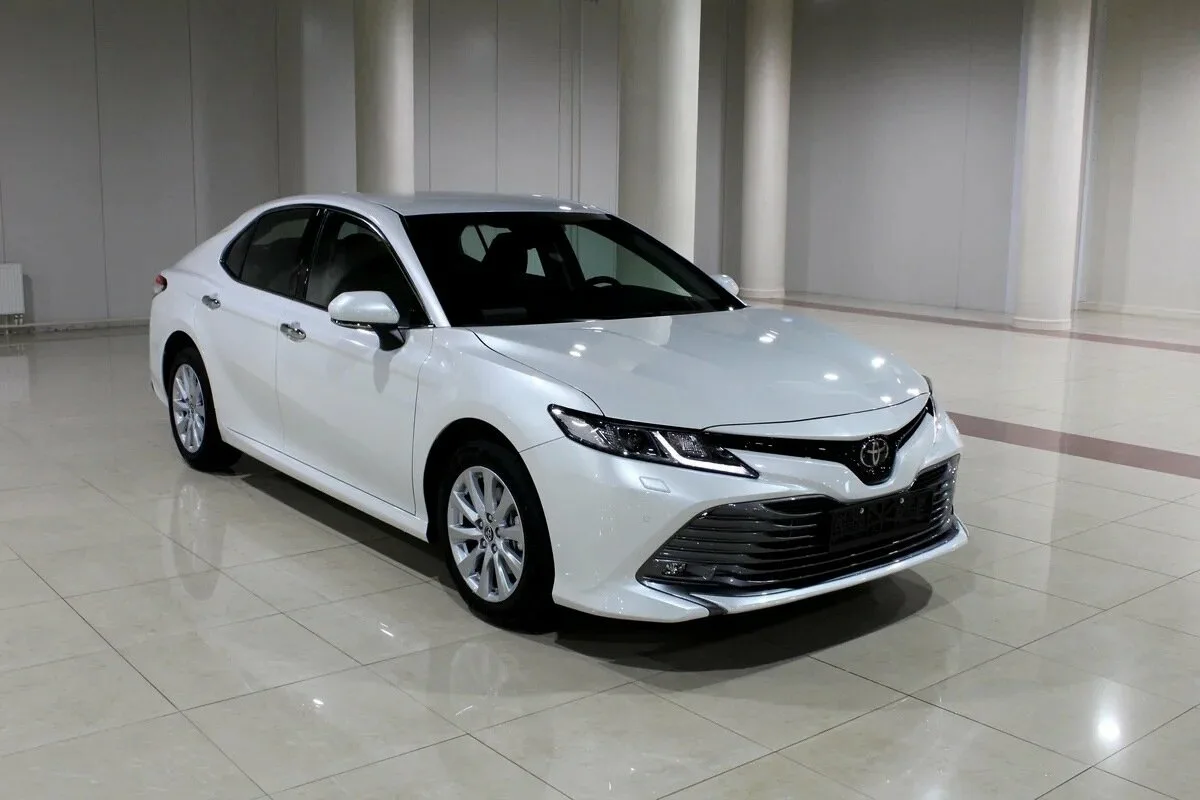 Автомобиль бизнес-класса: Toyota Camry, 2022 года выпуска, цвет белый